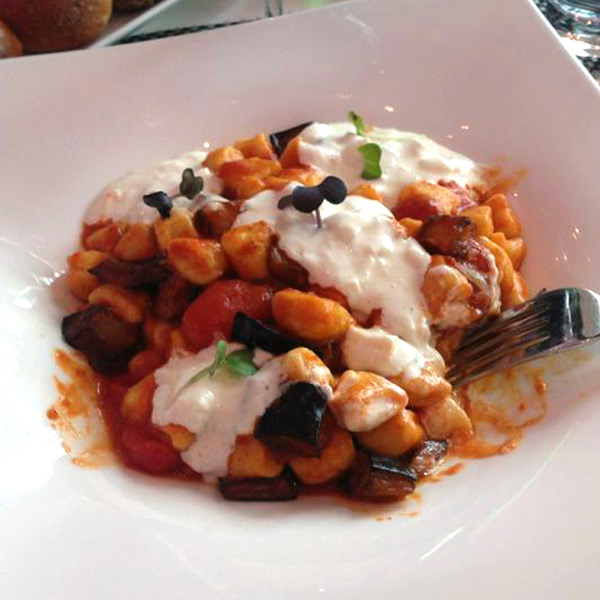 Gnocchi con datterini, melanzane e stracciatella: la ricetta | Pomodoro Petti