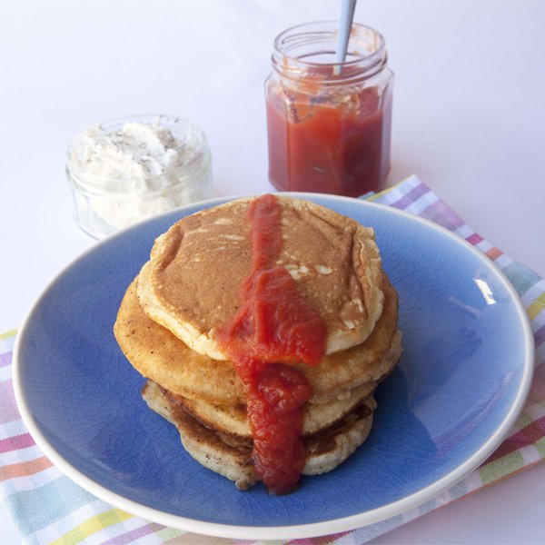 Pancakes salati con pomodoro, caprino ed erba cipollina: la ricetta | Pomodoro Petti