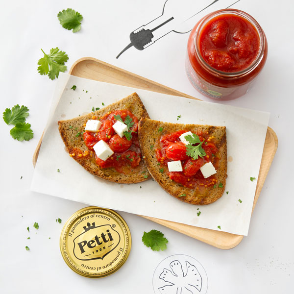 Tomato bruschetta with feta cheese and parsley | Petti Tomato - Petti Recipes