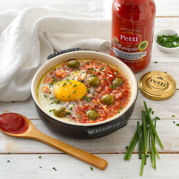 Cocotte with tomatoes, eggs, olives, chives | Petti Tomato - Petti Recipes